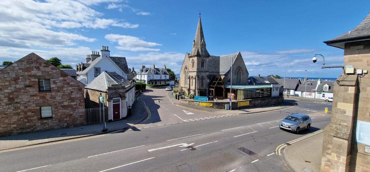 Colin Young Place Nairn Buitenkant foto