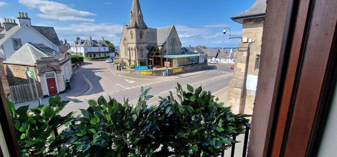 Colin Young Place Nairn Buitenkant foto
