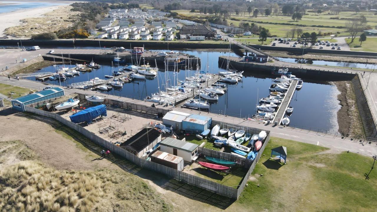 Colin Young Place Nairn Buitenkant foto
